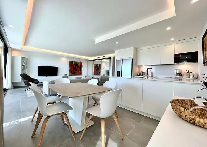 La Croisette, Yourhosthelper *